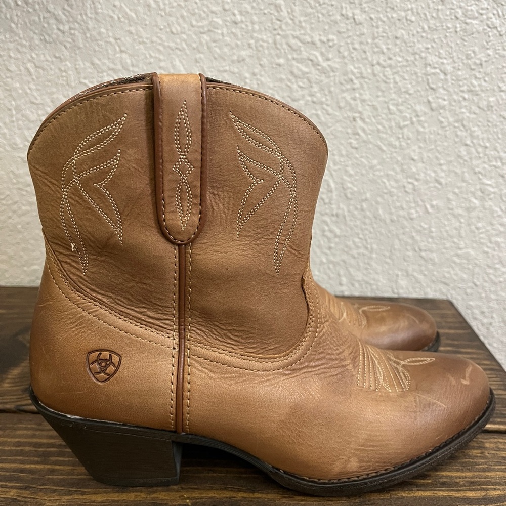 Women’s size 8 Ariat Darling boots light tan